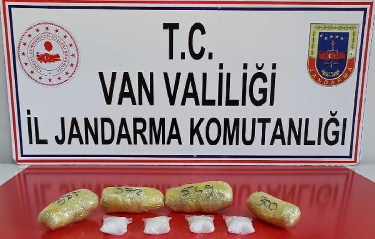 Son dakika haber | Van\'da, minibüsteki çantada ele geçirilen uyuşturucuya 3 gözaltı