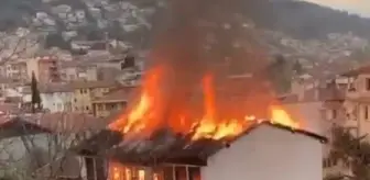 Yanan 120 yıllık tarihi binadan geriye kalanlar, belediye ekiplerince yıkıldı