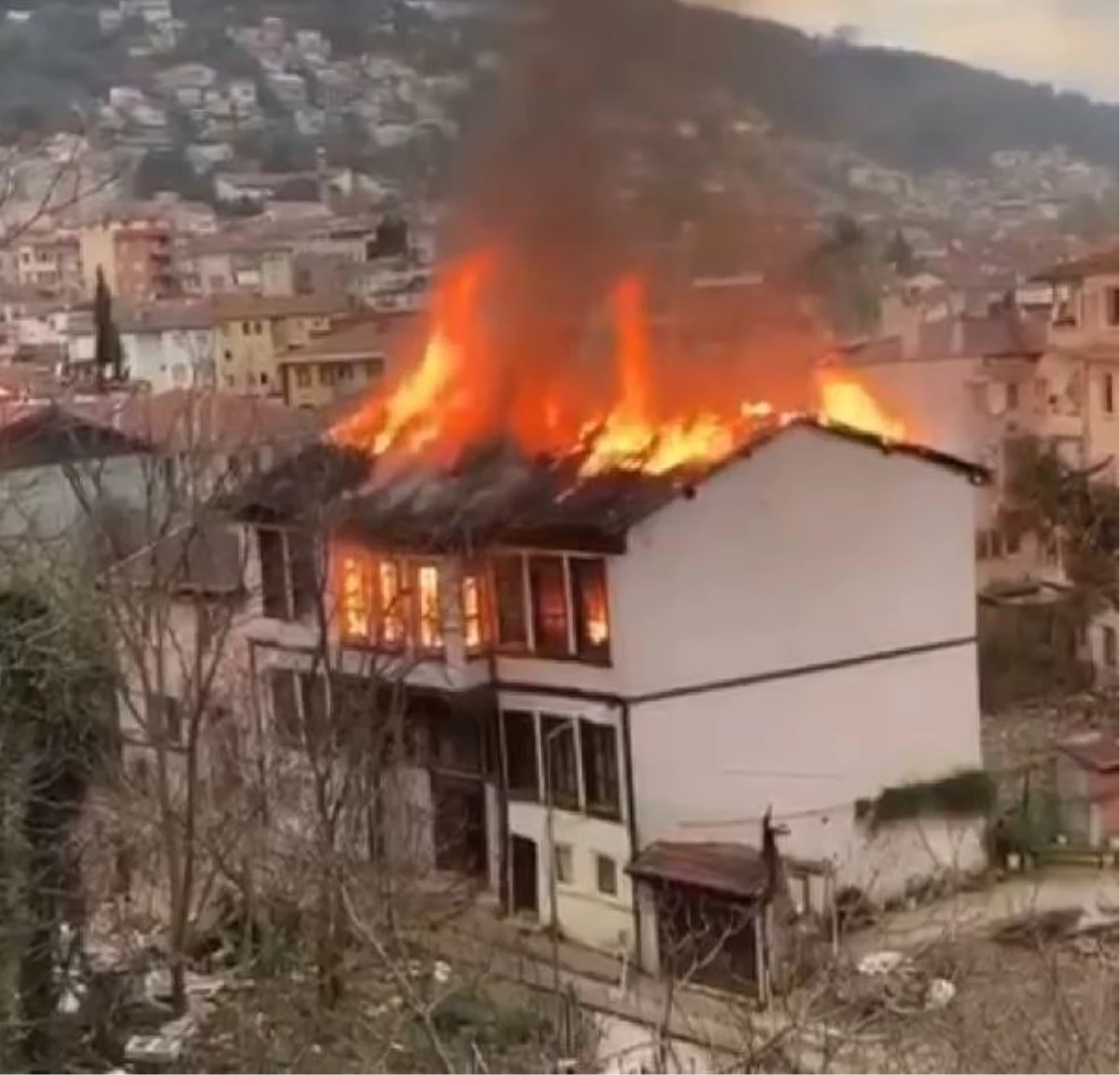 Yanan 120 yıllık tarihi binadan geriye kalanlar, belediye ekiplerince yıkıldı