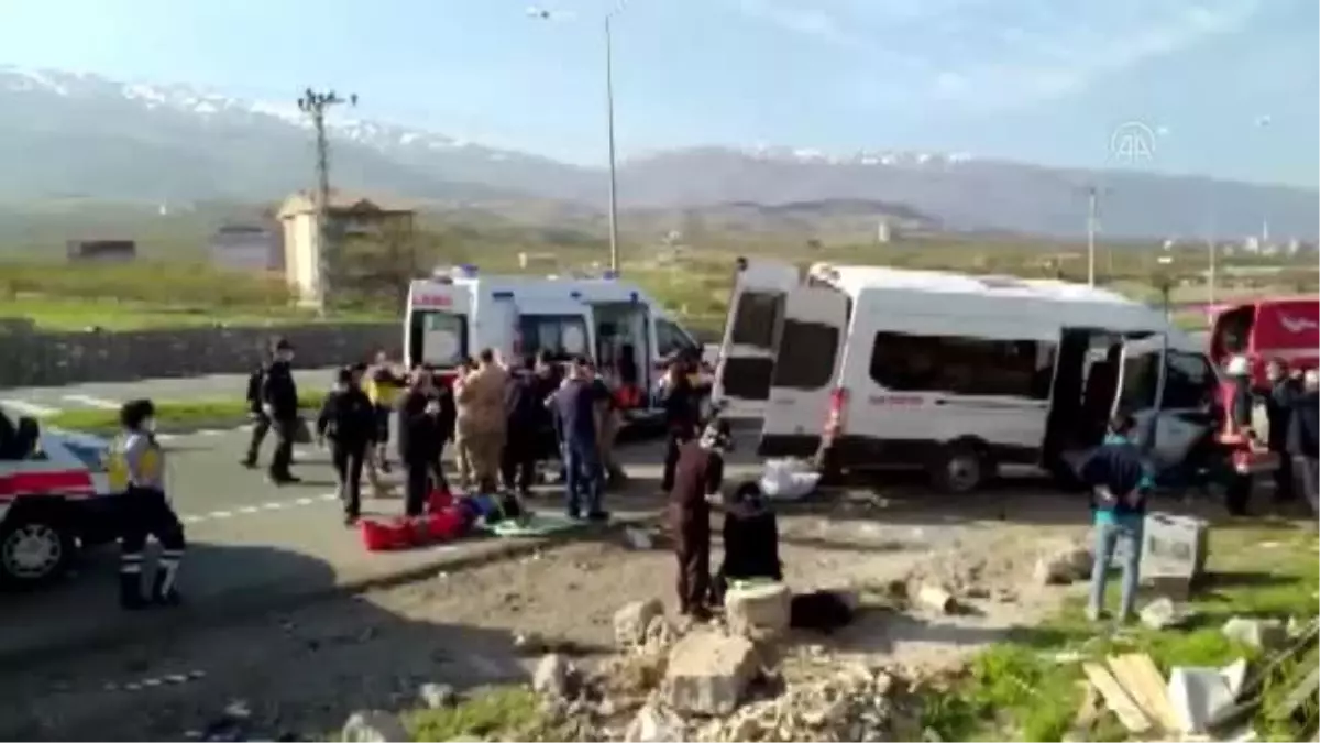 Son dakika haberleri: Malatya\'da yolcu minibüsü bariyerlere çarptı: 1 ölü, 7 yaralı