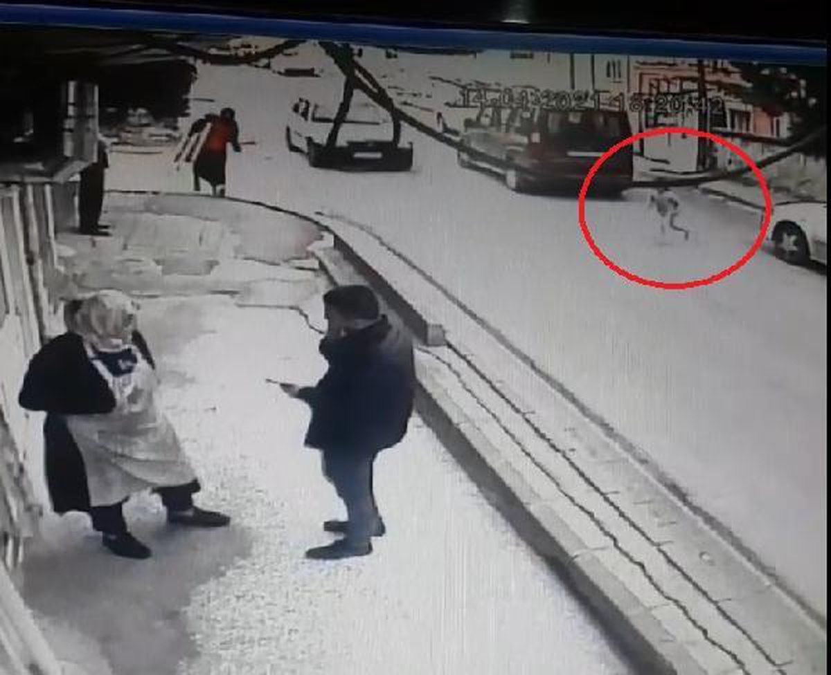 Son dakika haberleri! 7 yaşındaki Nesrin\'e otomobil çarptı; kaza anı kamerada