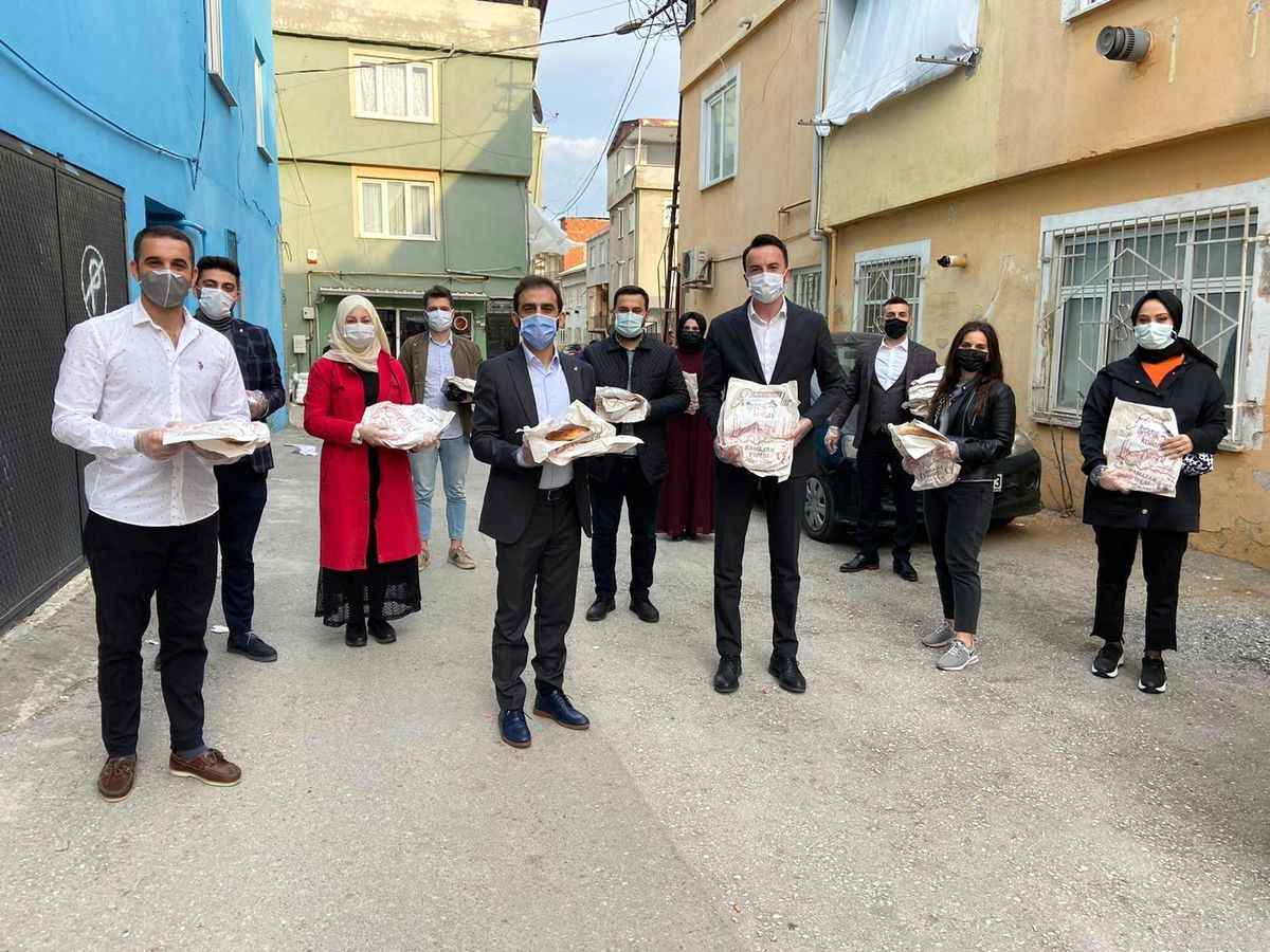 AK Parti Gençlik Kolları, kapı kapı ramazan pidesi dağıtıyor