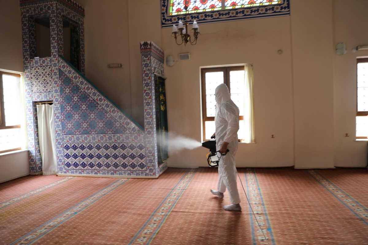 Akhisar\'da camilere ramazan temizliği