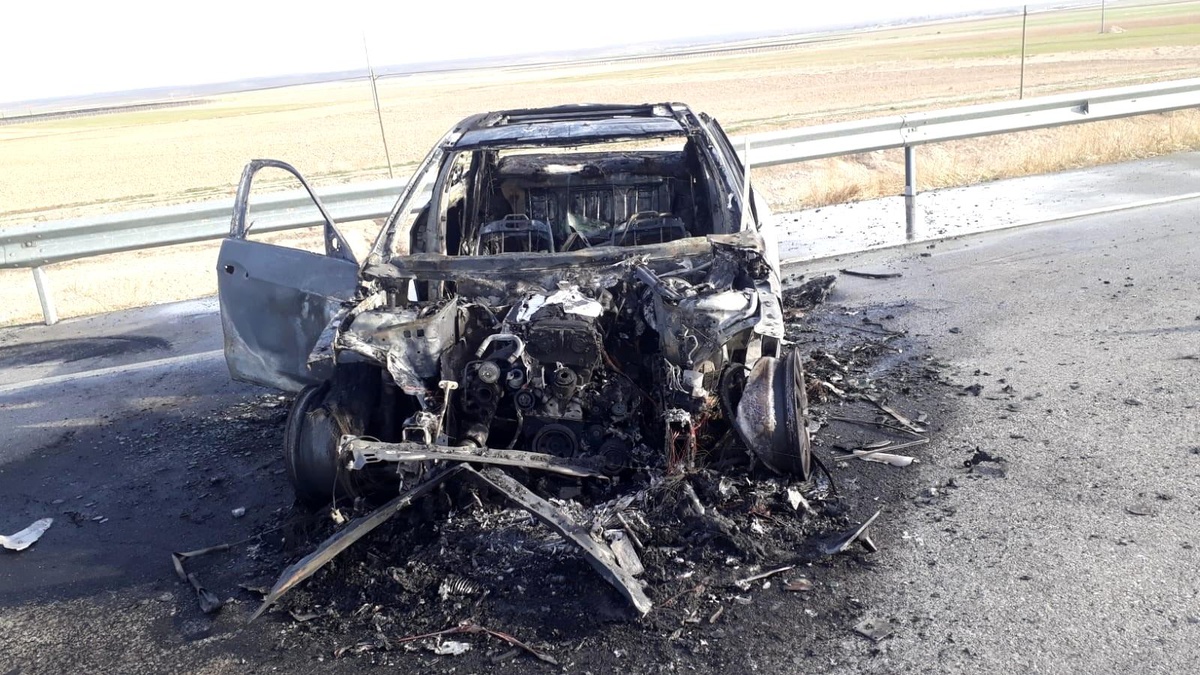 Alev alan lüks otomobil kullanılamaz hale geldi