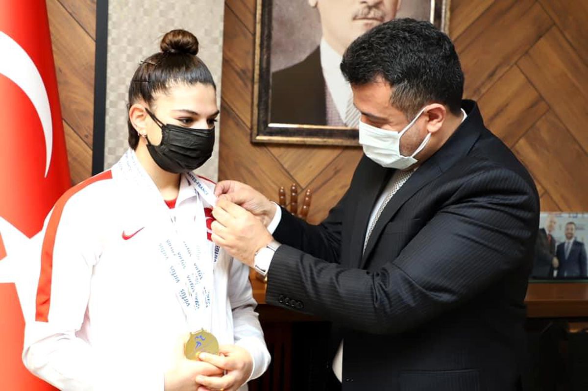 Avrupa Şampiyonu Esra\'ya Başkan Doğan\'dan hediye