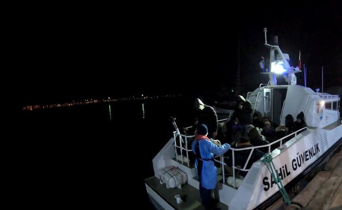 Ayvalık\'ta 34 düzensiz göçmen kurtarıldı