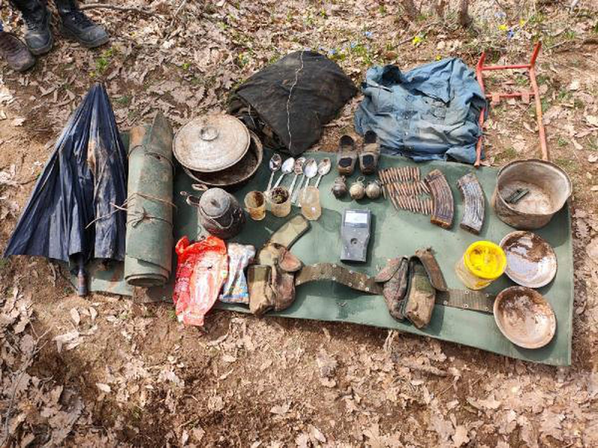 Bitlis\'te toprağa gömülü el bombaları, mühimmat ve yaşam malzemesi ele geçirildi