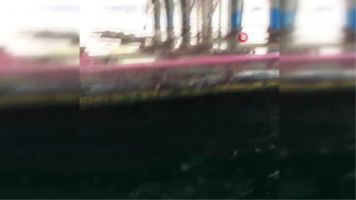 Denize atlayan şahsı yolcu teknesi kaptanı kurtardı.. O anlar kameraya yansıdı
