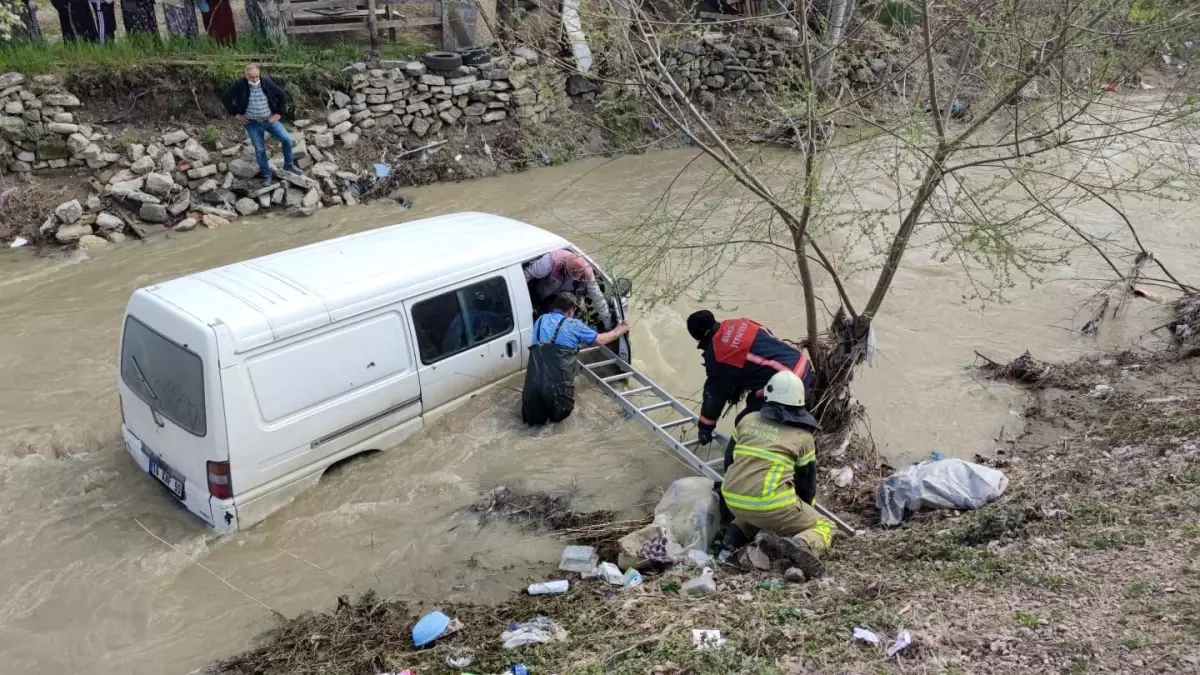 Dereye uçan araçtan böyle kurtardılar