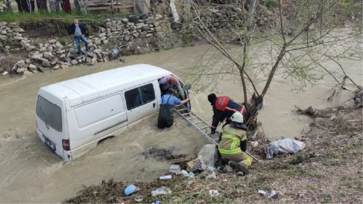 Derenin ortasında mahsur kalan adamı itfaiye kurtardı