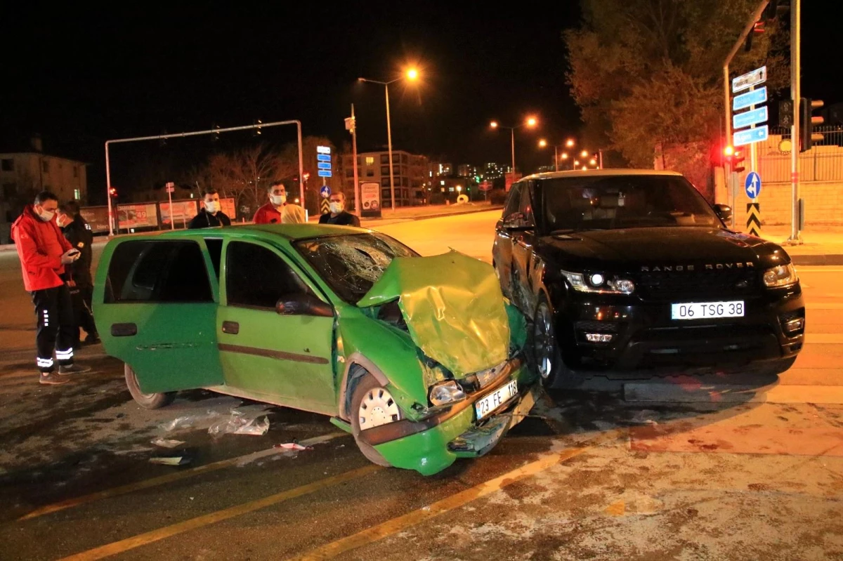 Elazığ\'da cip ile otomobil çarpıştı: 2 ağır yaralı