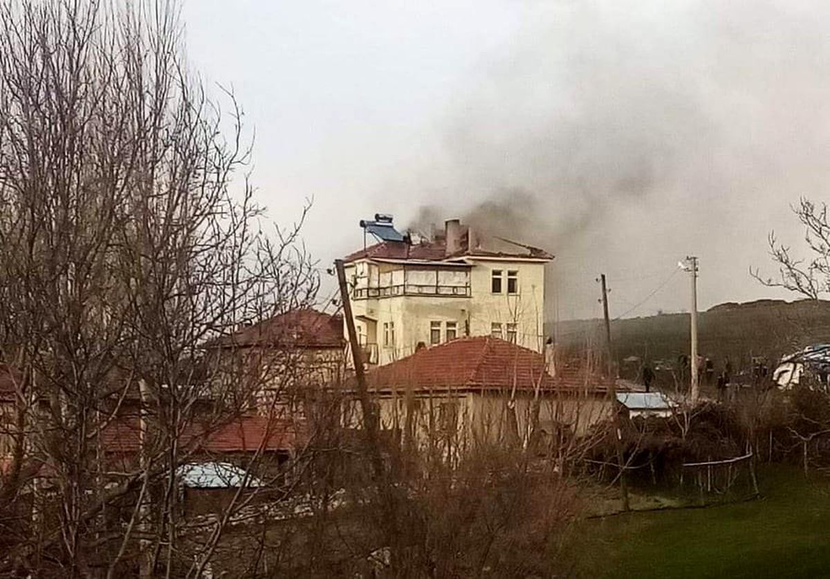Emet\'te çatı yangını korkuttu