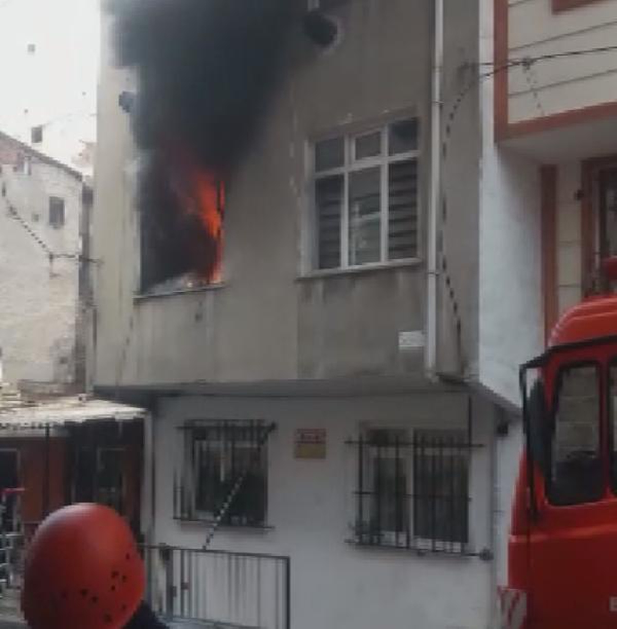 Esenler\'de mahalleliyi sokağa döken alevler