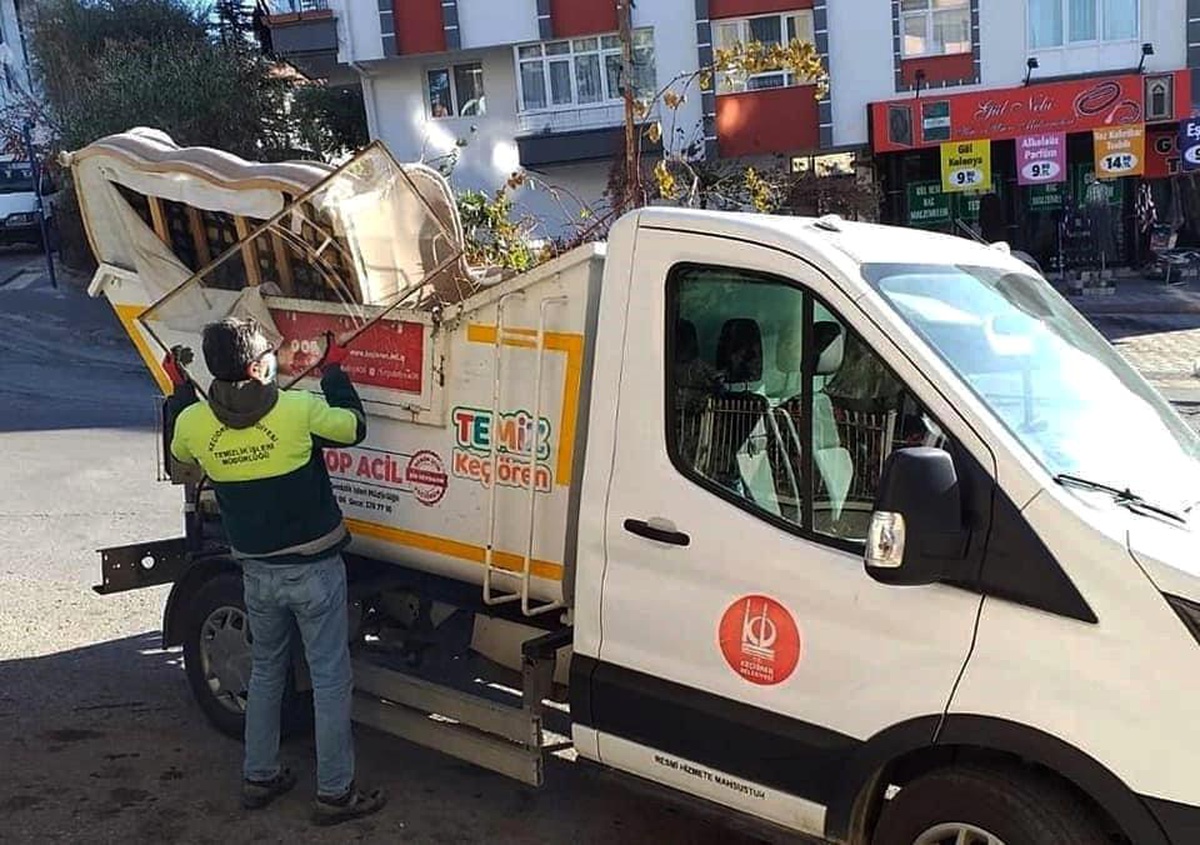 Eski eşyaları \'Alo Çöp Acil\' ekipleri topluyor