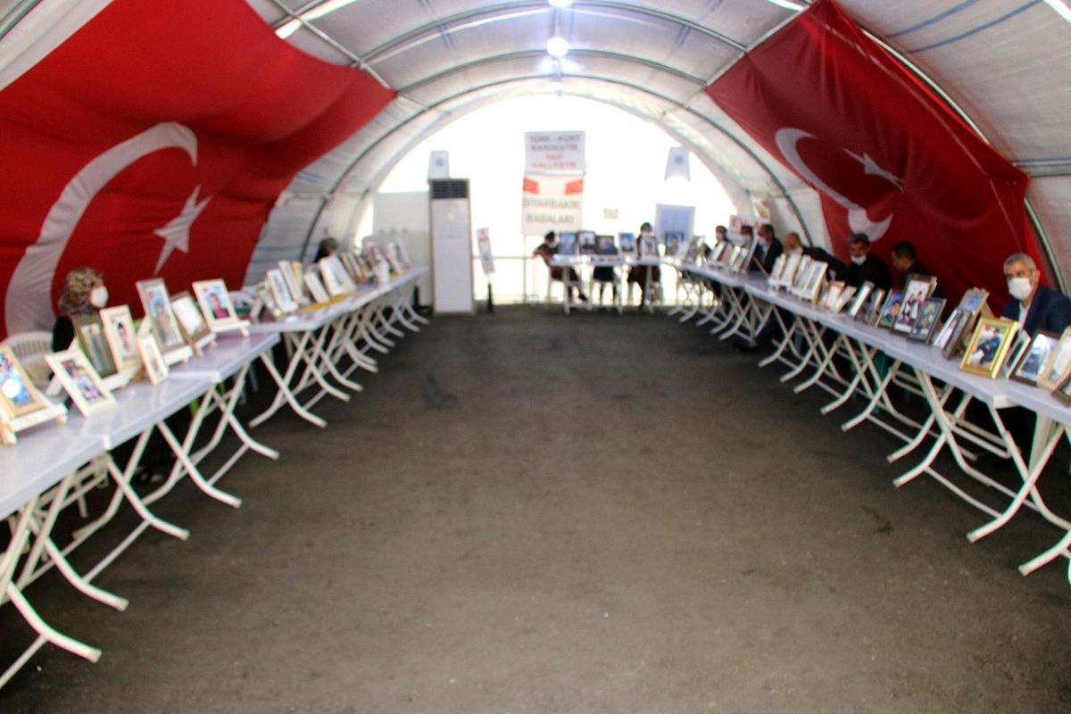 Evlat nöbetindekindeki ailelerin umutları çocukların dönmesine bağlı