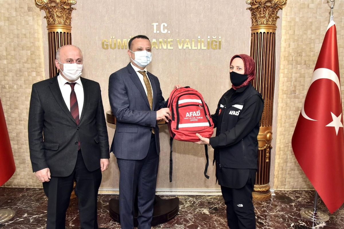 Gümüşhane\'de okullara afet çantası dağıtıldı