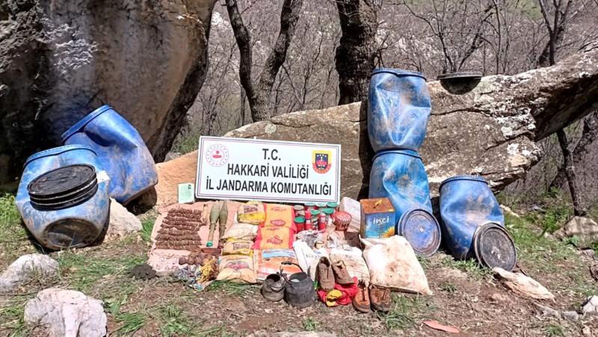 Son dakika haber! Hakkari\'de silah, mühimmat ve yaşam malzemesi ele geçirildi