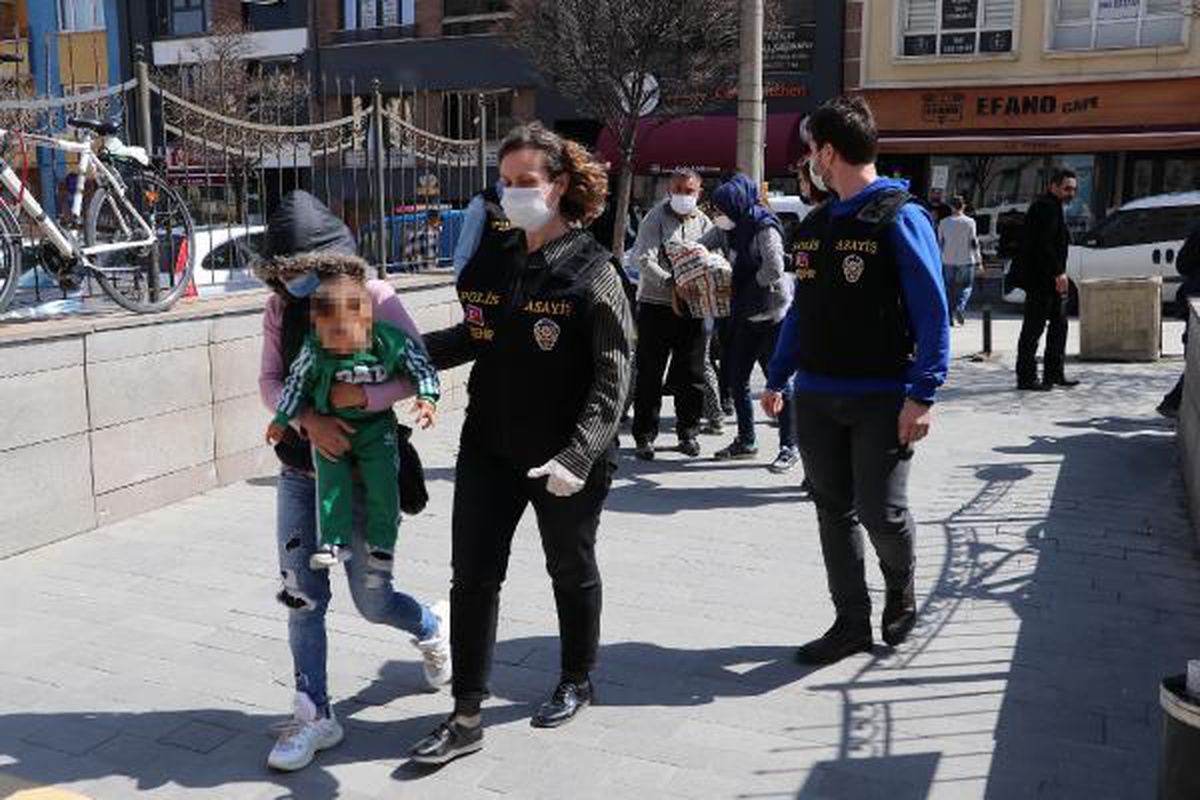 Hırsızlık şüphelisi kadınlar kucaklarındaki çocuklarla adliyede