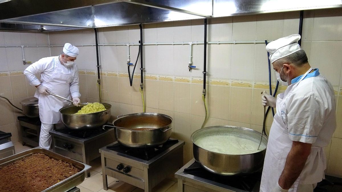 İftar yemekleri kapılarına kadar ulaştırılıyor
