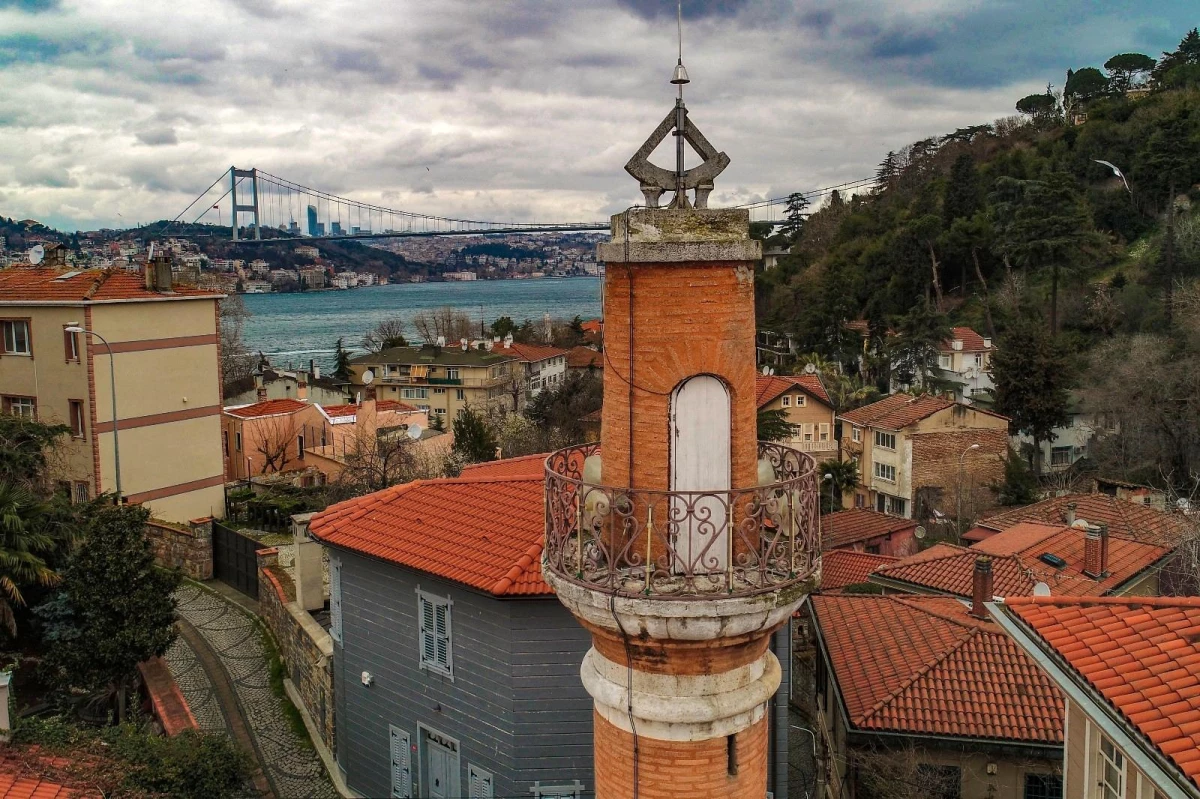İstanbul\'un simgelerinden olan 447 yıllık güneş saatli minare dikkat çekiyor