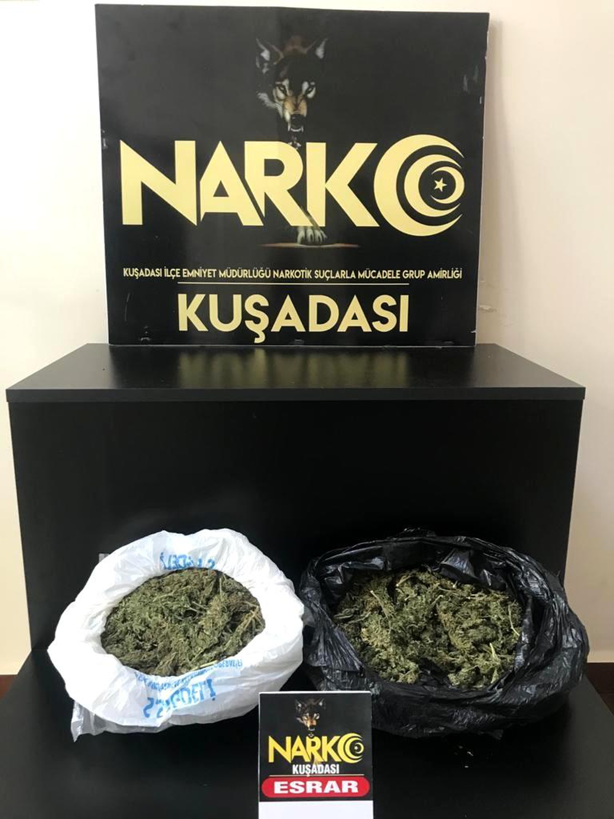 Kaçan otomobilden 1 kiloya yakın uyuşturucu çıktı