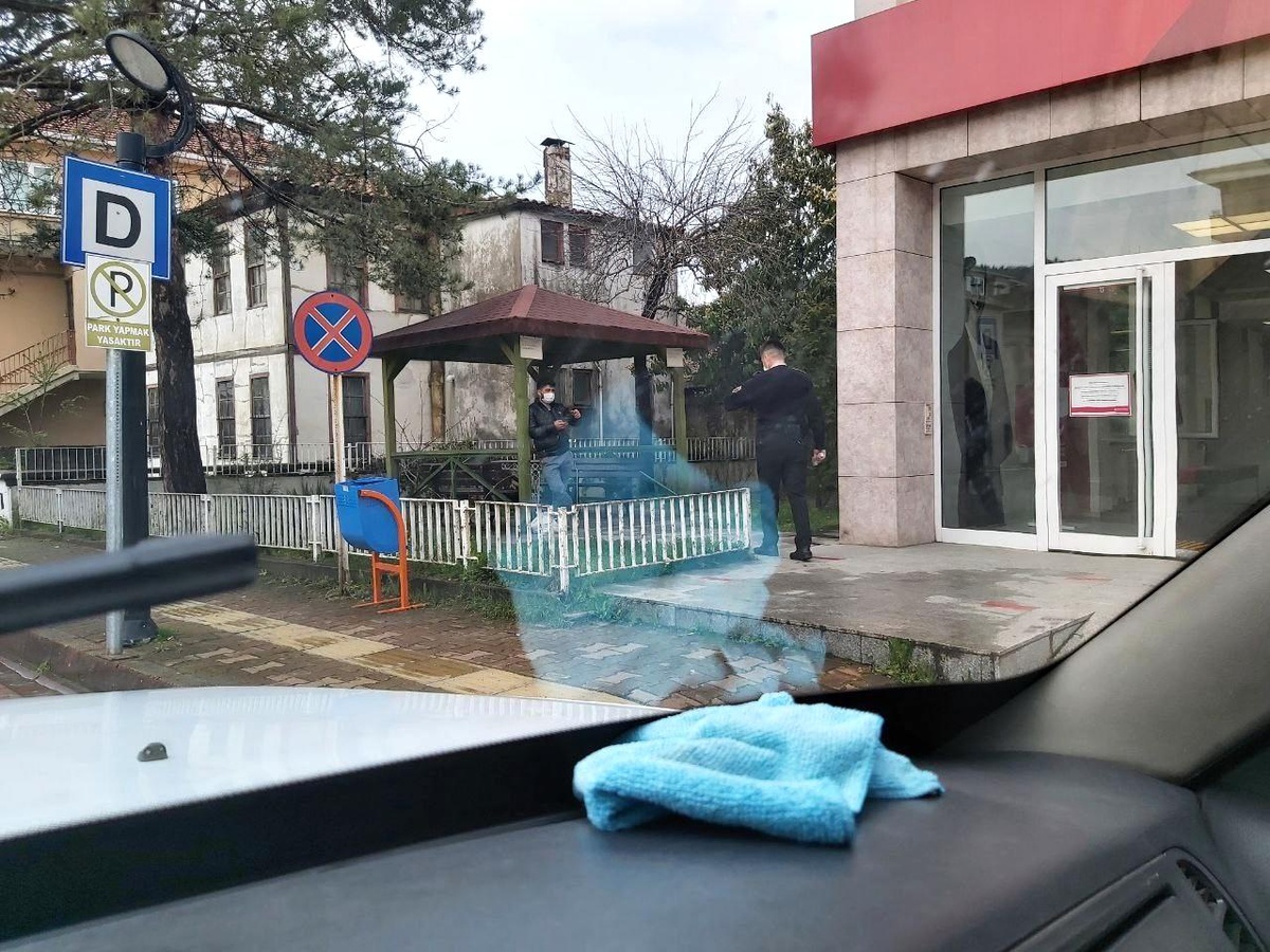 Karantinada olması gerekirken bankaya para çekmeye geldi
