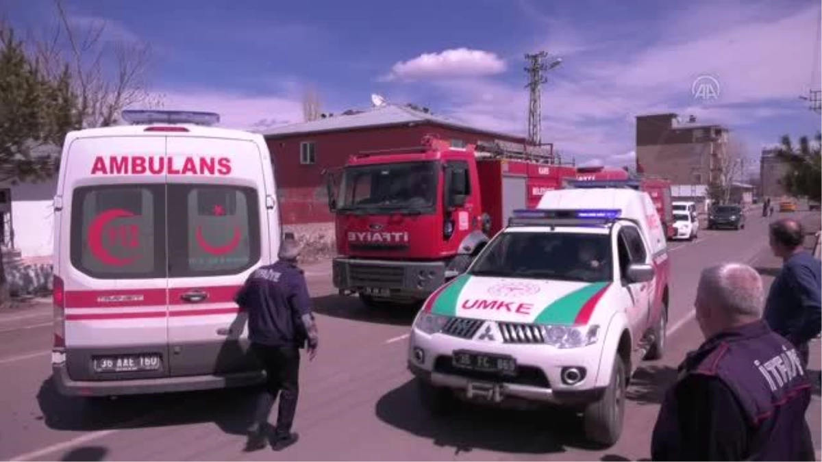 Kars\'ta halk otobüsü önce bisikletliye ardından elektrik direğine çarptı: 2 yaralı