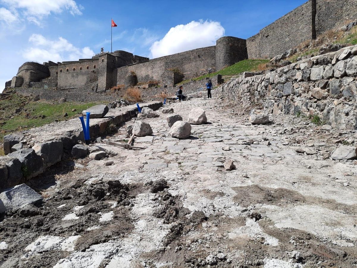 Kars\'ta kale yolu yapılıyor