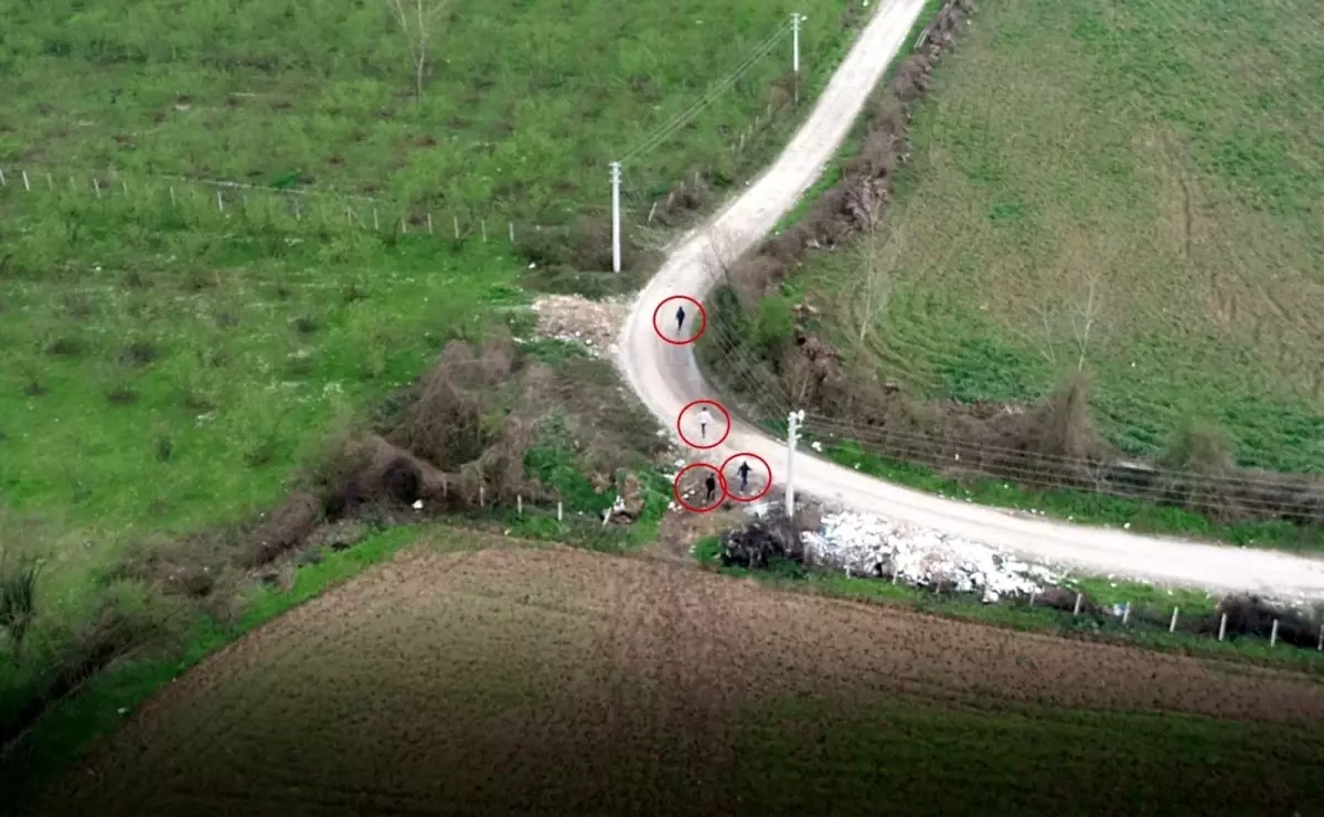 Lastik yakan çocuklar drone\'u görünce arkalarına bakmadan kaçtılar