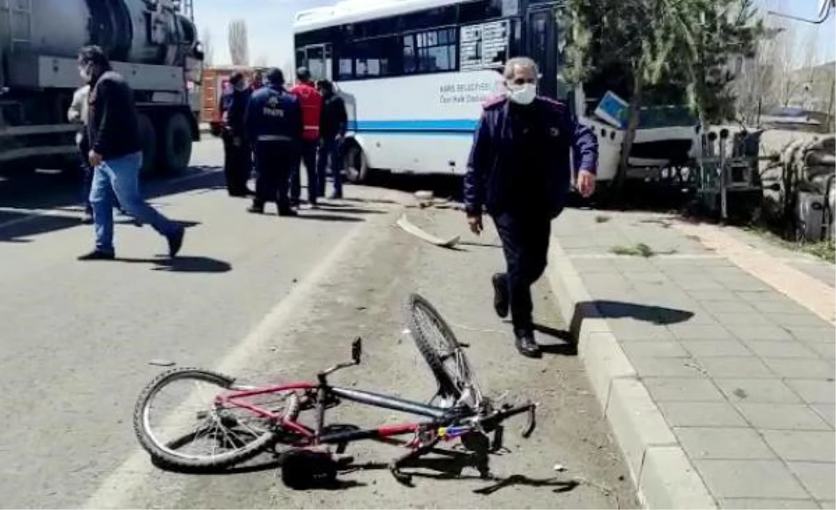 Önüne bisikletli çıkınca sürücüsünün direksiyon kırdığı halk otobüsü direğe çarptı