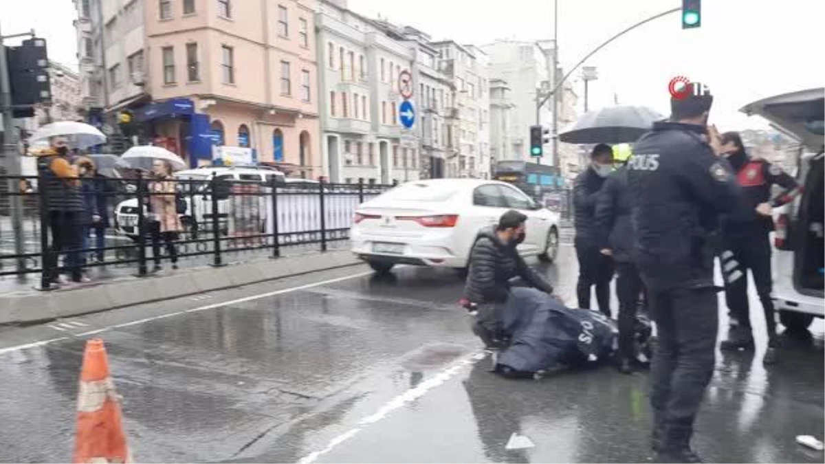 Son dakika... Polisten örnek davranış.. Önce yağmurluğunu verdi, ardından başında şemsiye tuttu