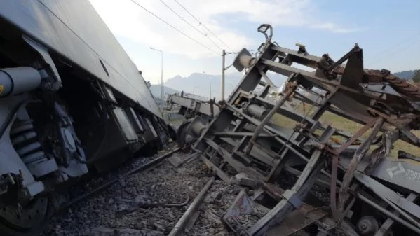 POZANTI'DA ENKAZ KALDIRILDI, TREN SEFERLERİ YENİDEN BAŞLADI