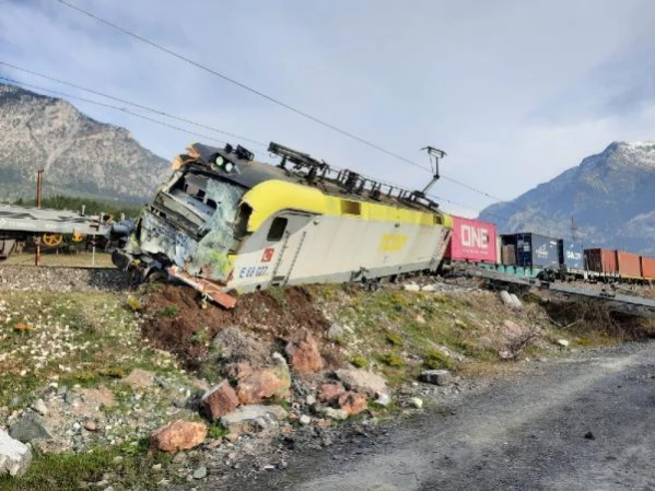 POZANTI'DA ENKAZ KALDIRILDI, TREN SEFERLERİ YENİDEN BAŞLADI