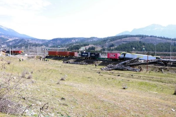 POZANTI'DA ENKAZ KALDIRILDI, TREN SEFERLERİ YENİDEN BAŞLADI