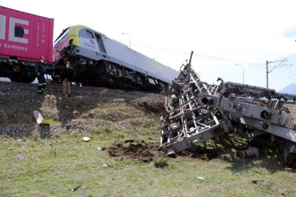 POZANTI'DA ENKAZ KALDIRILDI, TREN SEFERLERİ YENİDEN BAŞLADI