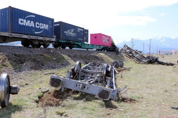 POZANTI'DA ENKAZ KALDIRILDI, TREN SEFERLERİ YENİDEN BAŞLADI