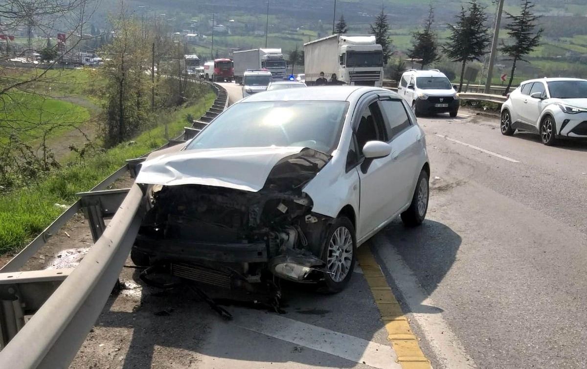 Samsun\'da otomobil bariyerlere çarptı: 1 yaralı