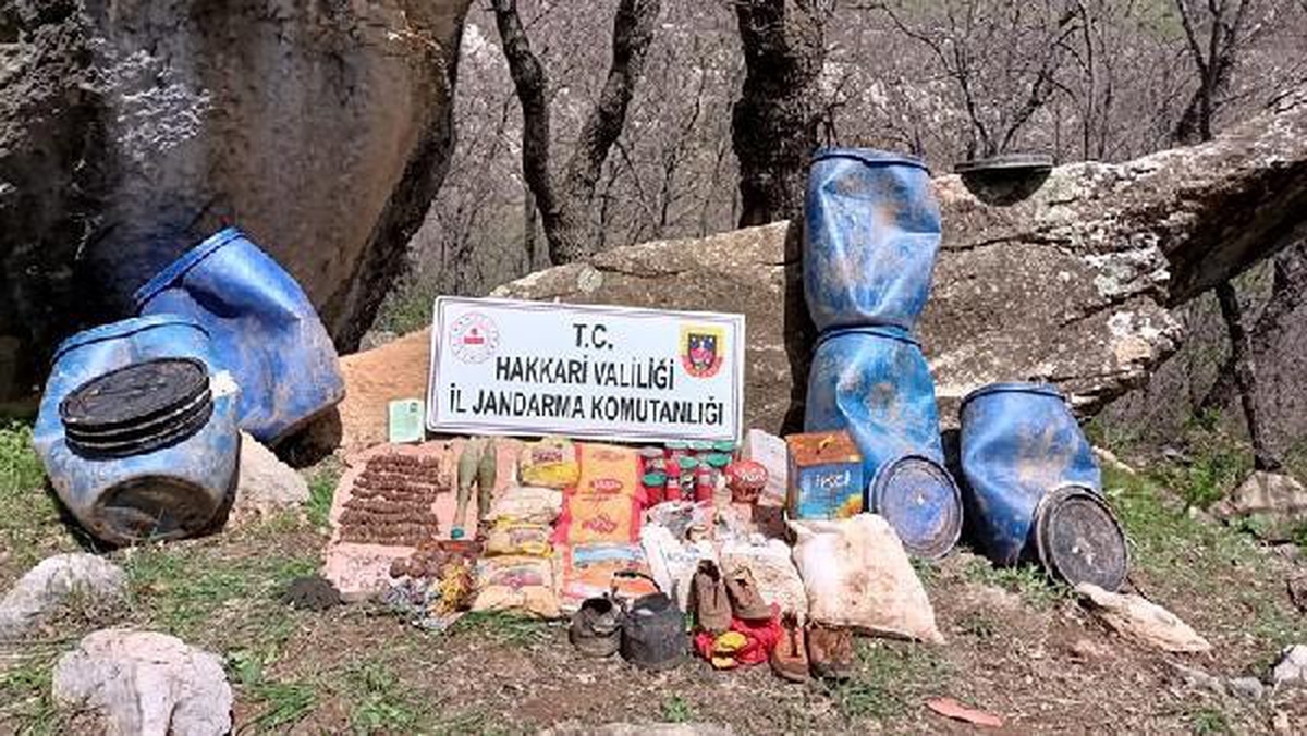 Hakkari\'de PKK\'lı teröristlere ait mühimmat ve yaşam malzemeleri ele geçirildi