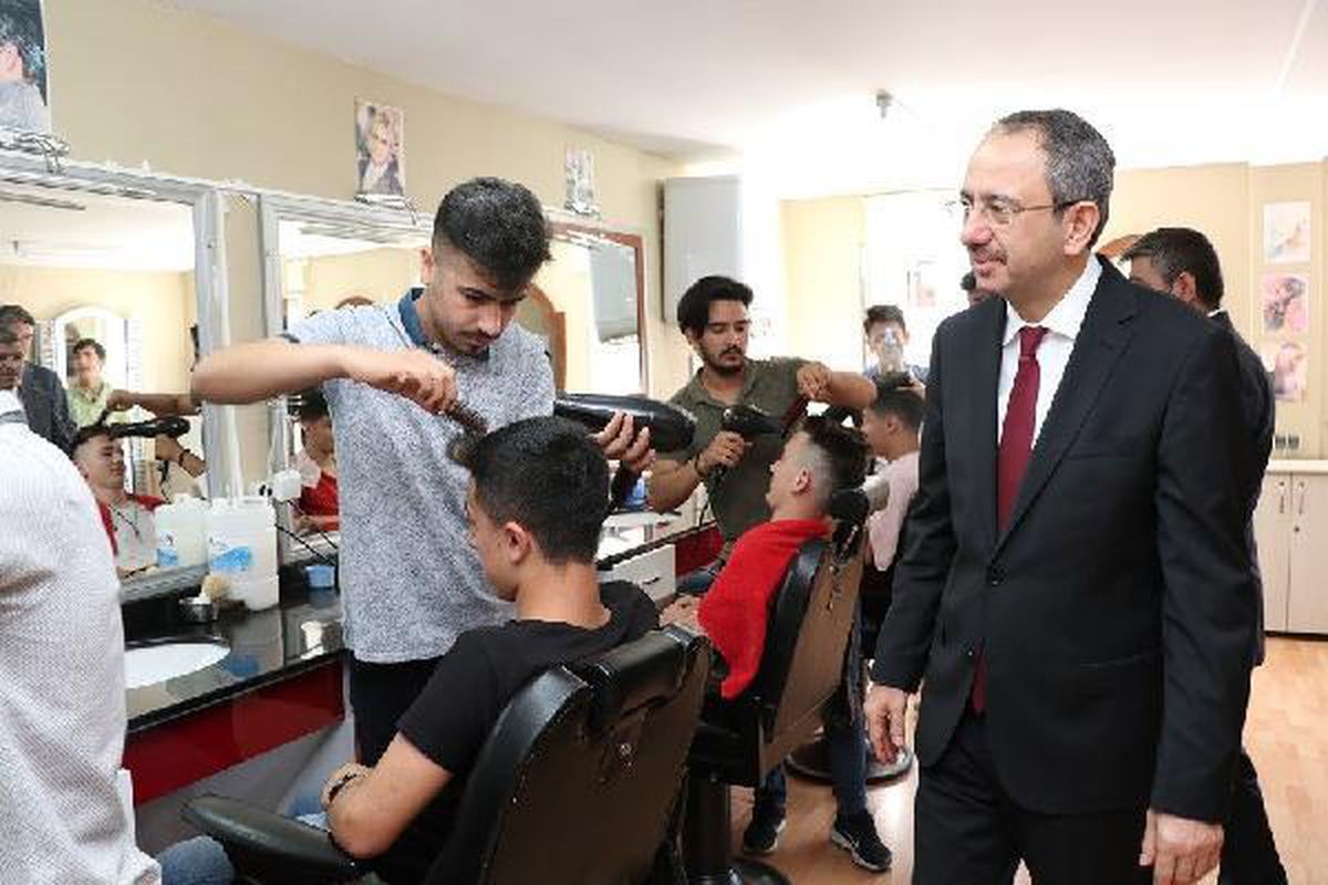 Sultanbeyli Kaymakamlığı\'ndan eğitime ara veren bin 196 gence eğitim desteği