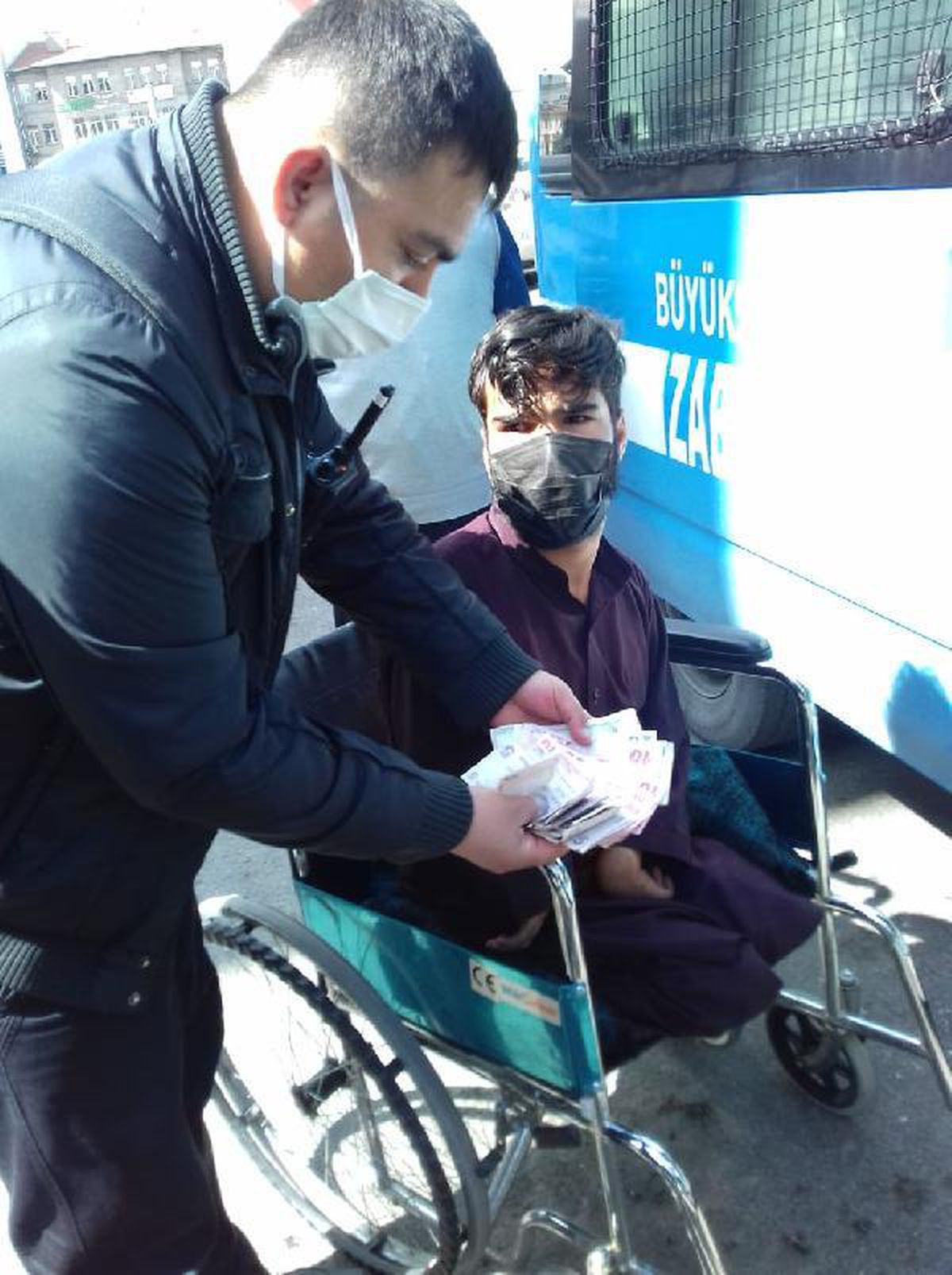 Son dakika haberleri | Tekerlekli sandalyede dilenirken yakalandı