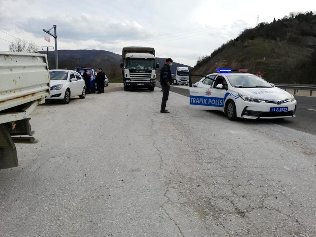 Trafik ışıklarda duramayan kamyonet önündeki araca çarptı, 2 kişi yaralandı