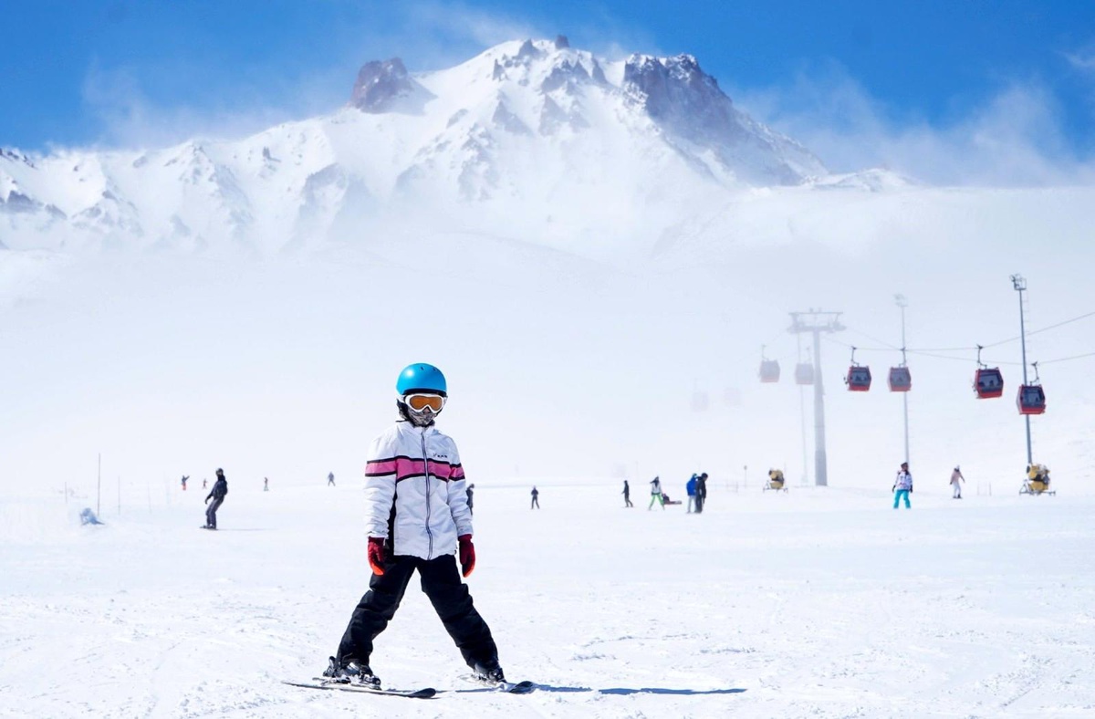 Erciyes\'te kayak keyfi nisanda da sürüyor