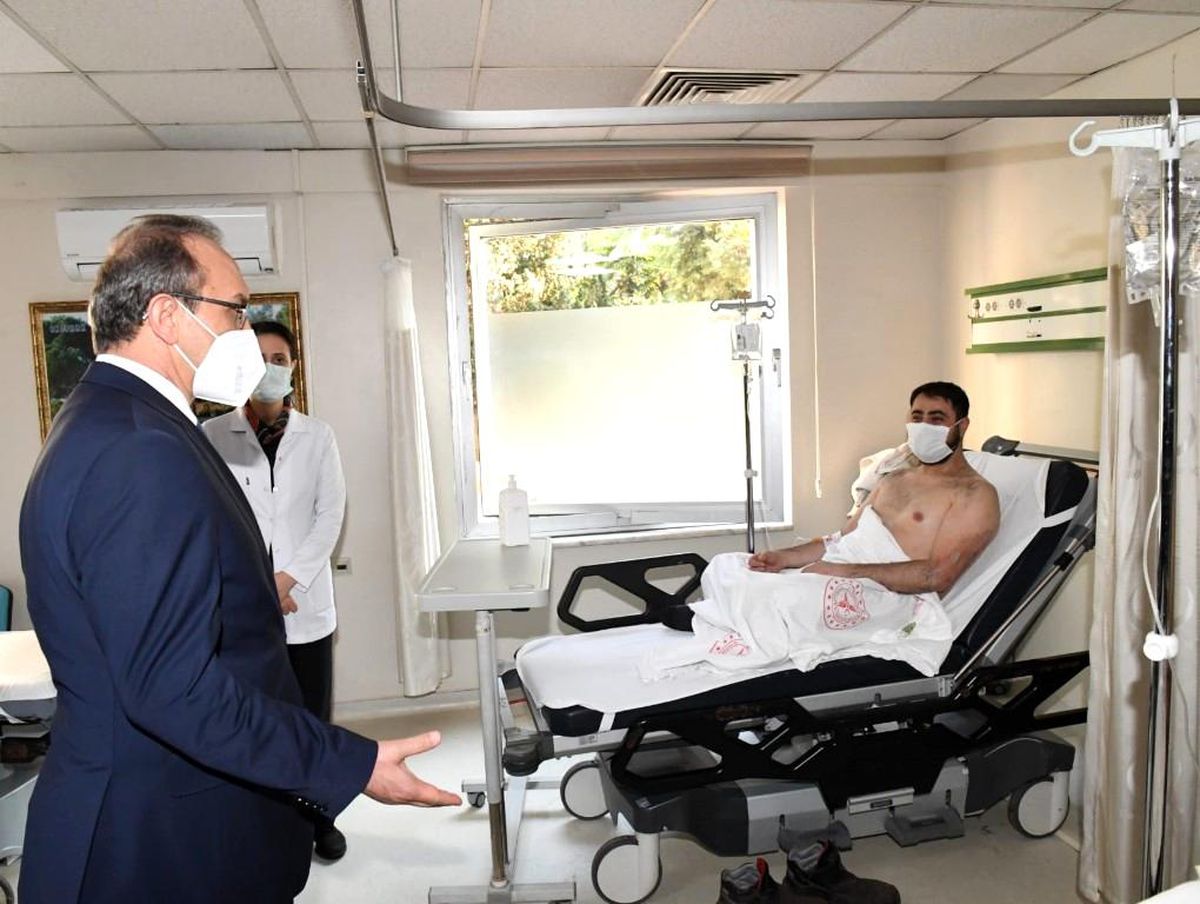 Son dakika! Vali Yavuz, fabrikadaki patlamada yaralanan işçileri ziyaret etti