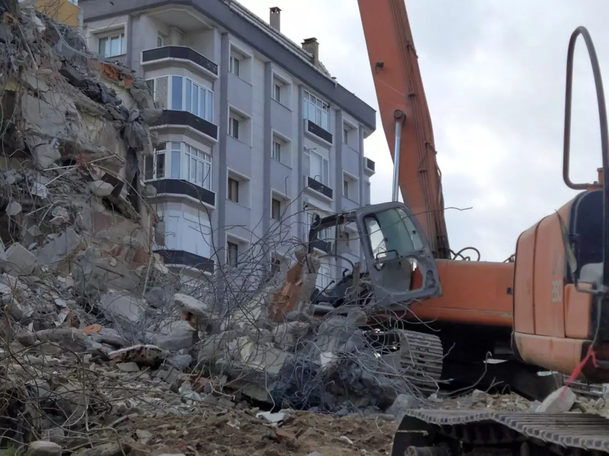 Yıkımda kepçenin üzerine beton blok düştü: Operatör ağır yaralandı