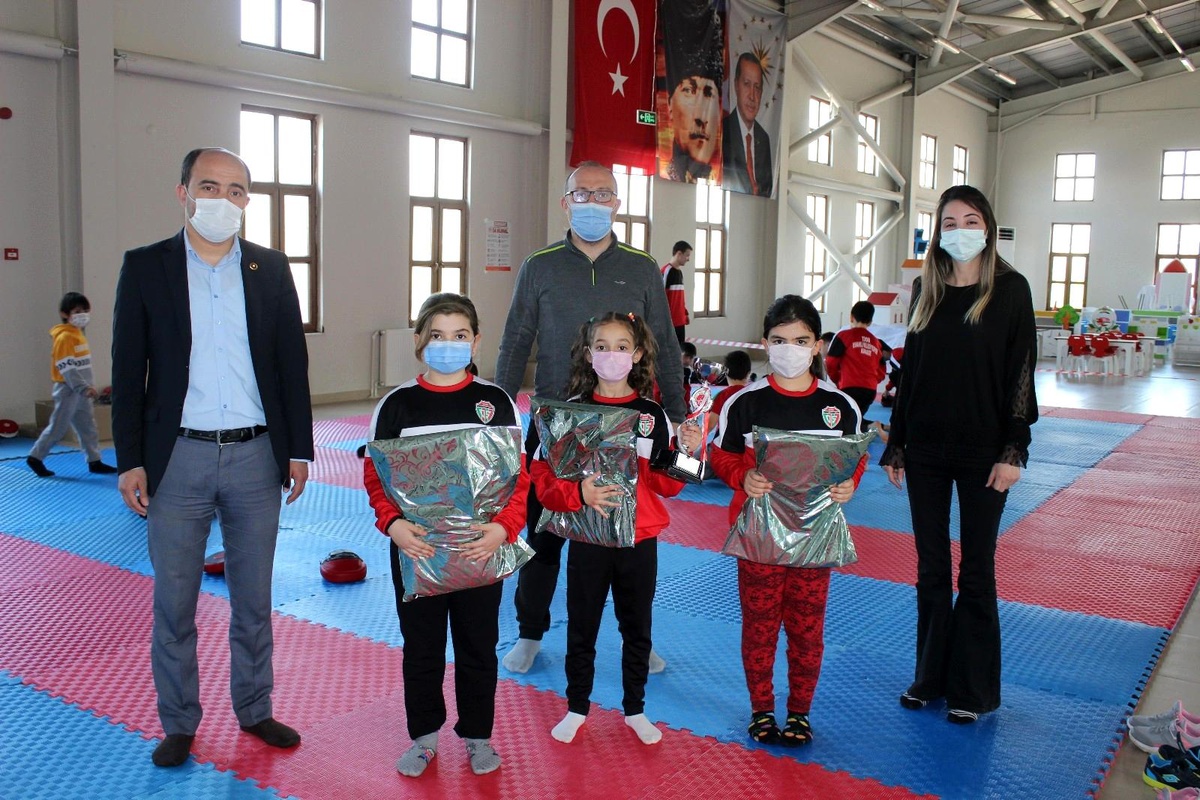 Osmaneli Ziraat Odasından başarılı sporculara destek