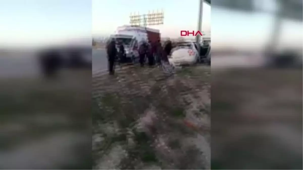 AFYONKARAHİSAR-Otomobil ile TIR kavşakta çarpıştı: 3 ölü, 2 yaralı