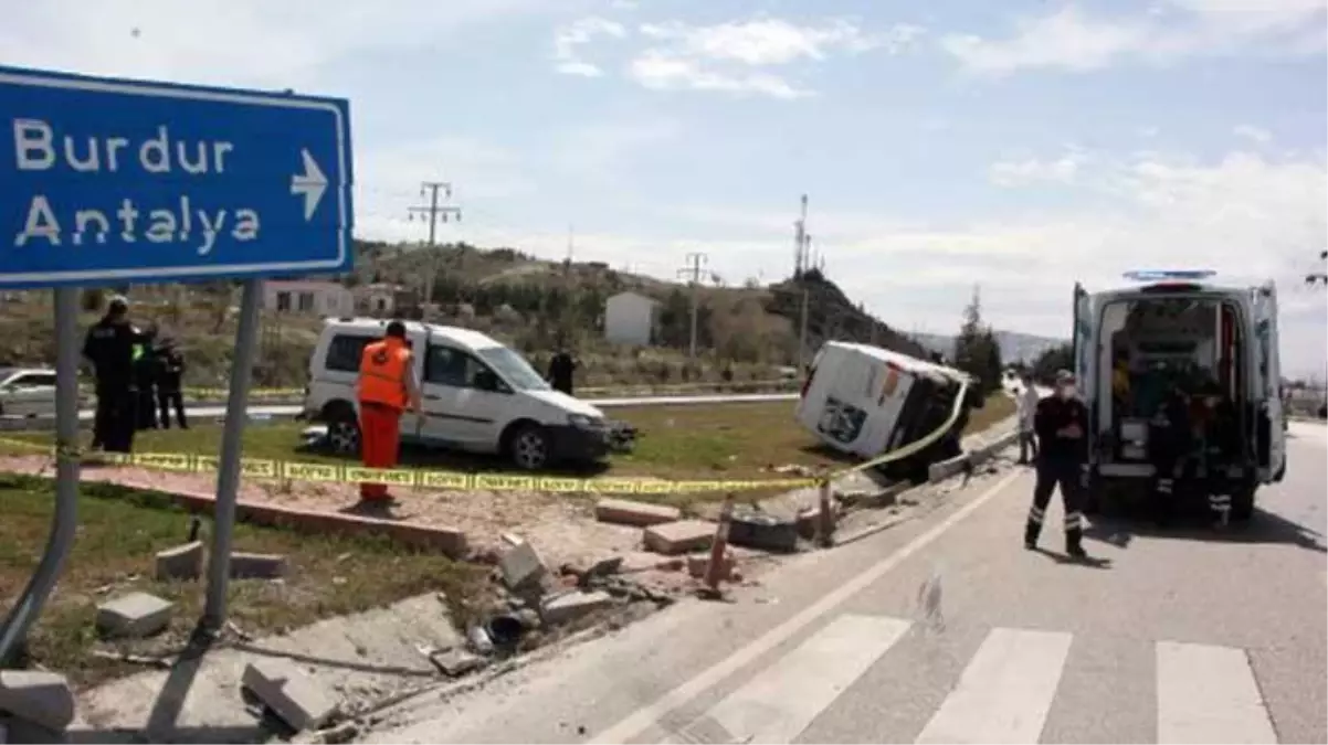 Ticari araç ile kamyonet çarpıştı! Feci kaza, yaşlı çifti hayattan kopardı