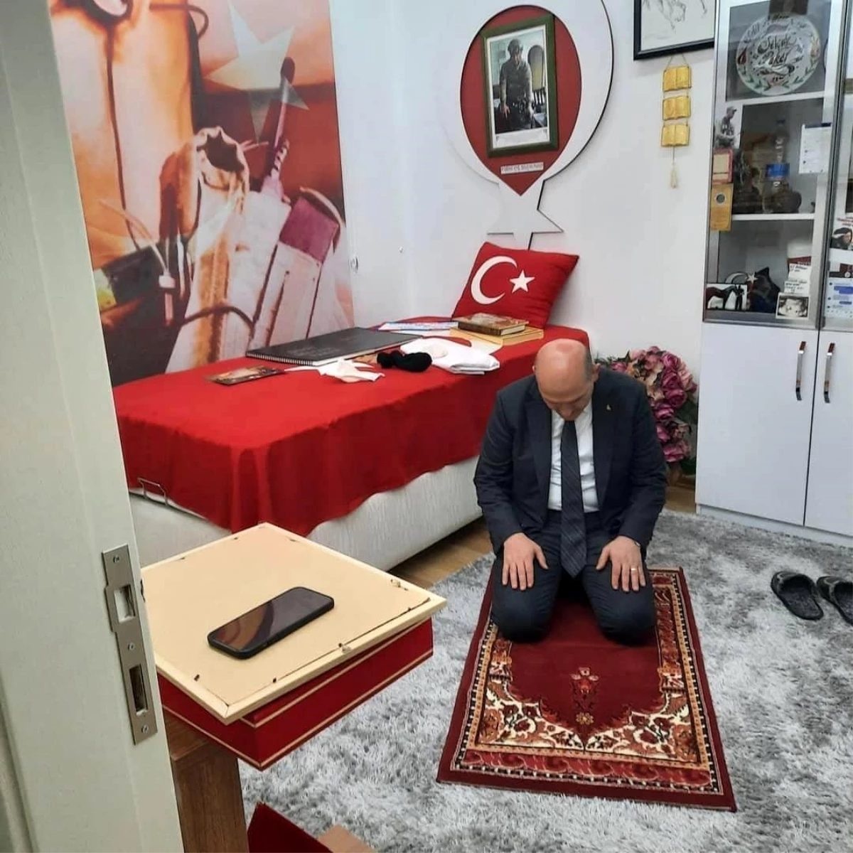 İçişleri Bakanı Soylu, \'Tabuta sığmayan şehid\'in seccadesinde namaz kılıp dua etti