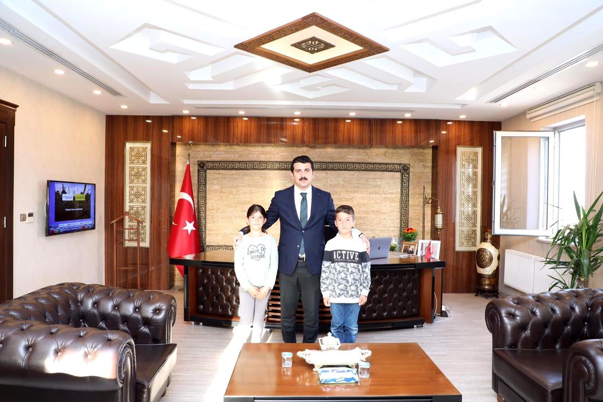 Batman\'da bayrağı öpen çocuklar bulundu