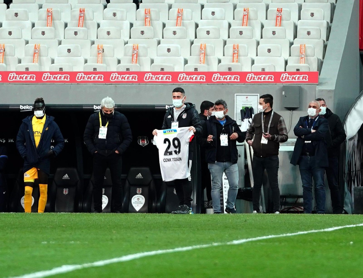 Beşiktaşlı futbolcular, Cenk Tosun\'u unutmadı